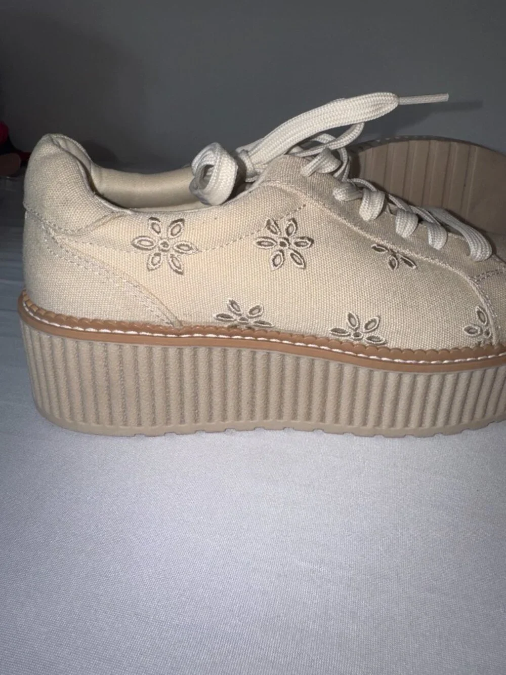 9.5 Dolce Vita Brin Canvas Eyelet Sneakers Platform Shoes Beige Tan Cream Flower